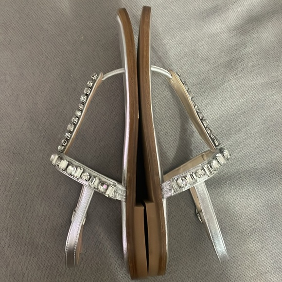 Stuart Weitzman Jaide Gem Sandal, Color Silver/Crystal Liquid Metallic. - Picture 5 of 6